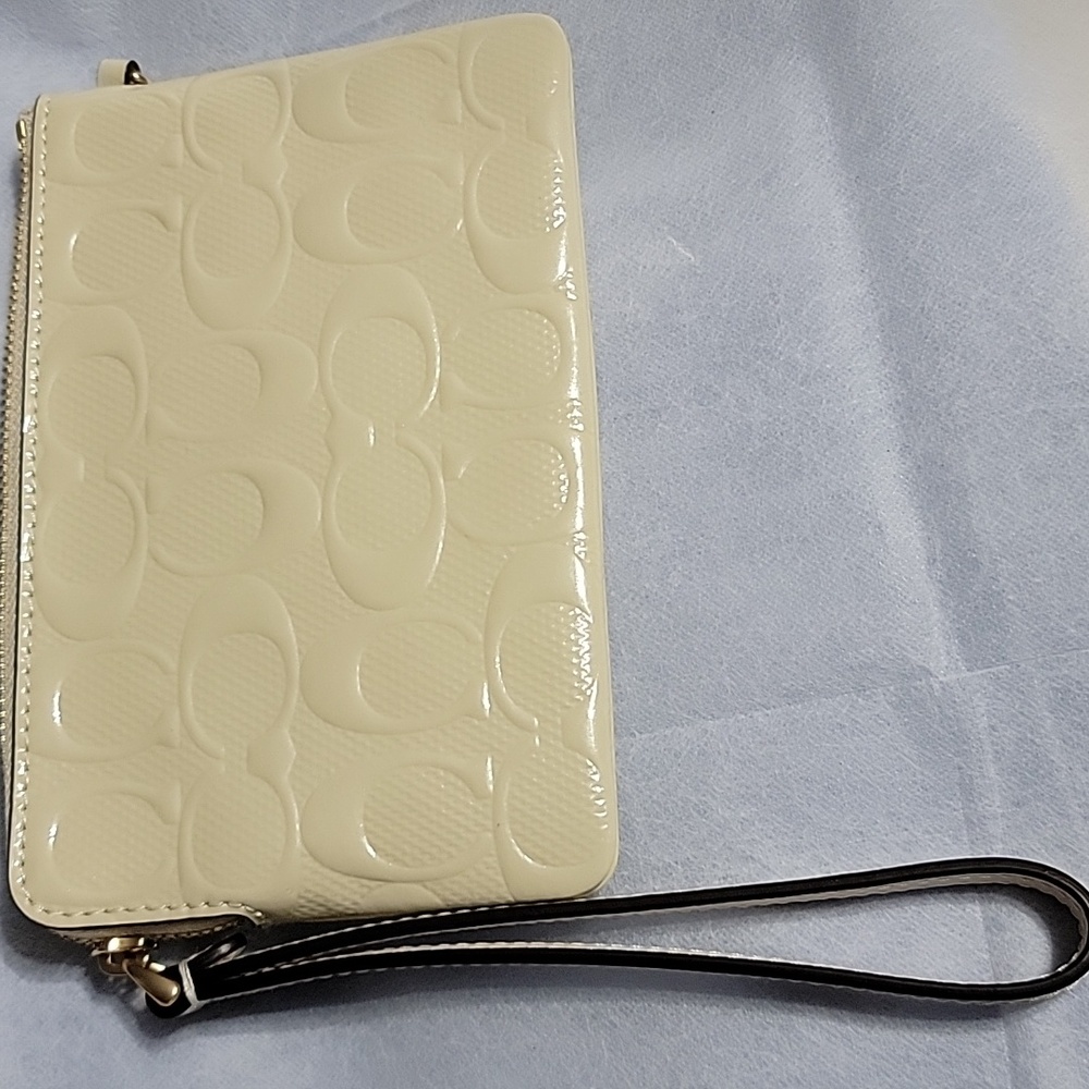 Nwt Coach Corner Zip Wristlet Iconic Embossed "C" Logo Pattern Signature Leather - Picture 3 of 9